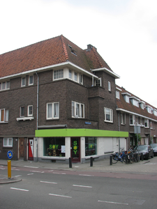 820935 Gezicht op het hoekpand Antonius Matthaeuslaan 112 (Vegetarisch-Aziatisch Afhaalcentrum Soy ) te Utrecht; rechts ...